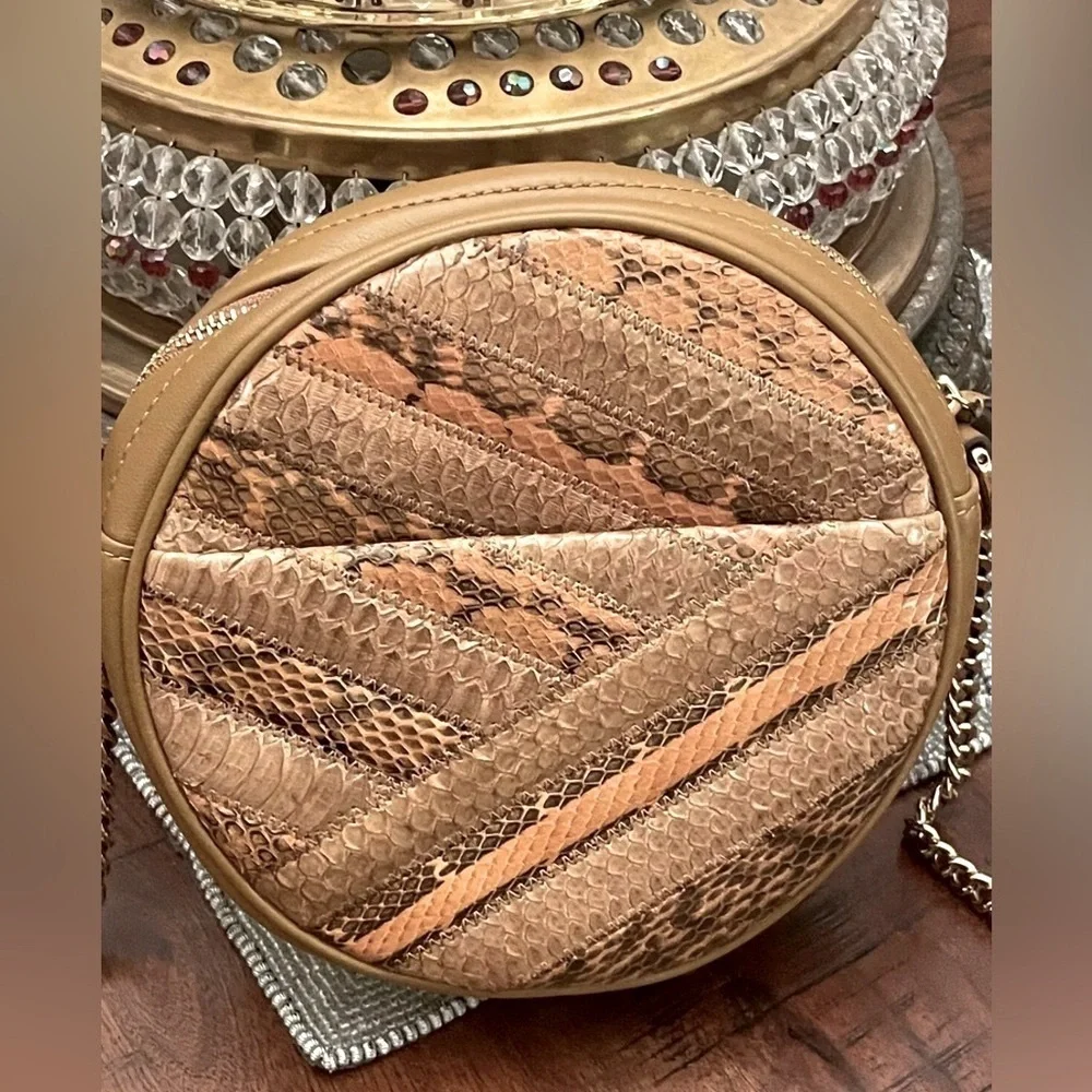 EUC Tory Burch Authentic Crossbody Bag At Awesome Prices To Buy Now & Save